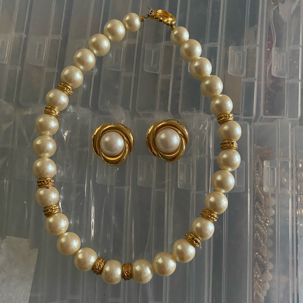 Chunky Pearl Necklace with Gold Tone Accents and Matching Clip On Earrings 80’s